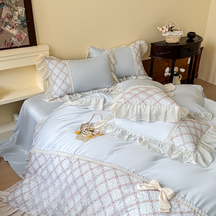 91家纺网 家纺一手货源 找家纺 凯美家居 2025新款水洗真丝蕾丝刺绣四件套 爱丽莎 浅蓝