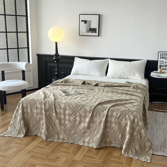 91家纺网 家纺一手货源 找家纺 悦然毛巾被 2025新款全棉纯棉纱布毛巾被镂空盖毯毯子 云感空影-浅驼