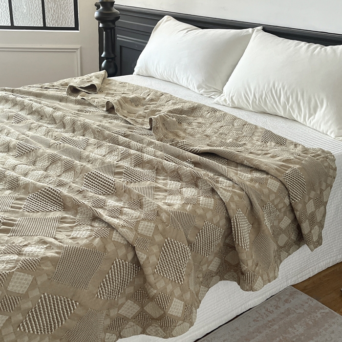 91家纺网 家纺一手货源 找家纺 悦然毛巾被 2025新款全棉纯棉纱布毛巾被镂空盖毯毯子 云感空影-浅驼