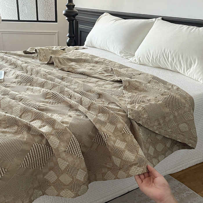 91家纺网 家纺一手货源 找家纺 悦然毛巾被 2025新款全棉纯棉纱布毛巾被镂空盖毯毯子 云感空影-浅驼