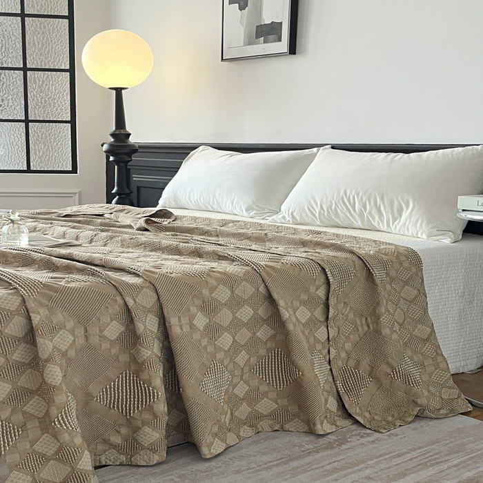 91家纺网 家纺一手货源 找家纺 悦然毛巾被 2025新款全棉纯棉纱布毛巾被镂空盖毯毯子 云感空影-浅驼