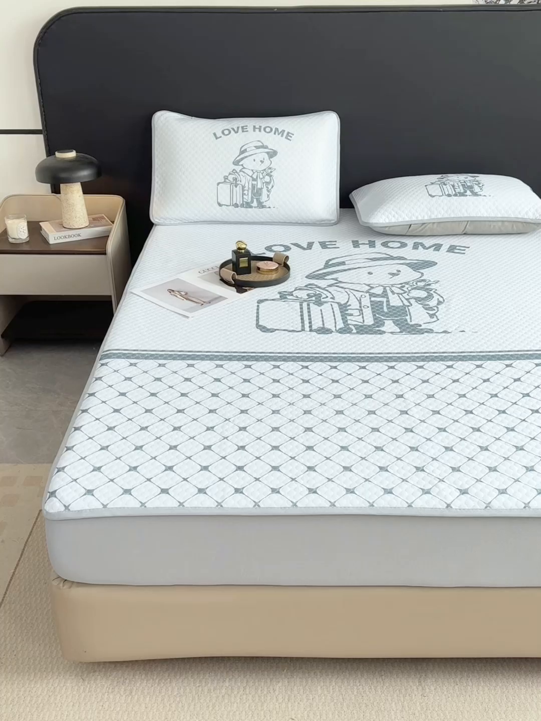 91家纺网 家纺一手货源 找家纺 慕梵家居 2025新款大版印花冰豆豆凉席席子床笠款三件套 爱家-灰