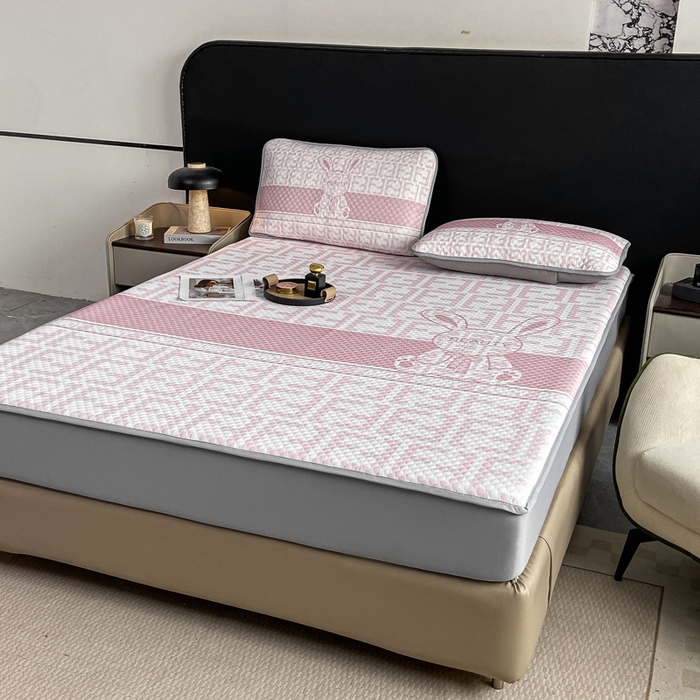 91家纺网 家纺一手货源 找家纺 慕梵家居 2025新款大版印花冰豆豆凉席席子床笠款三件套 大美兔-粉