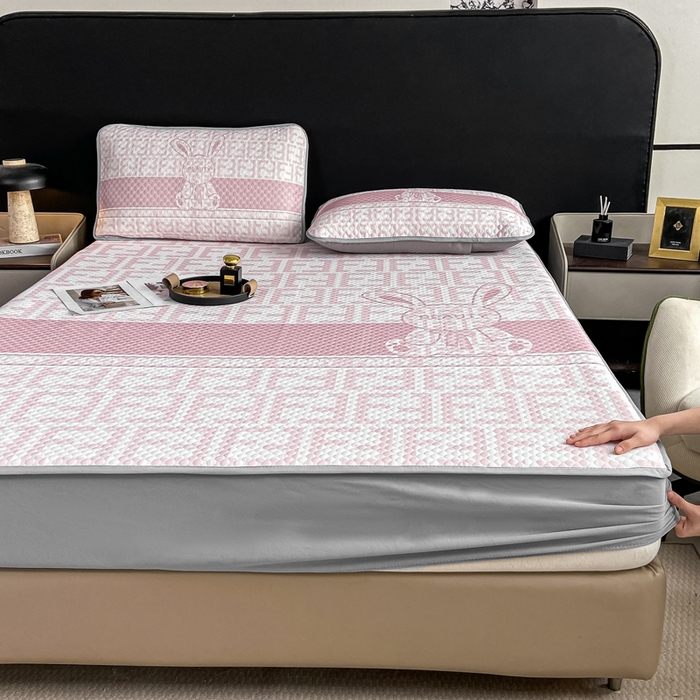 91家纺网 家纺一手货源 找家纺 慕梵家居 2025新款大版印花冰豆豆凉席席子床笠款三件套 大美兔-粉