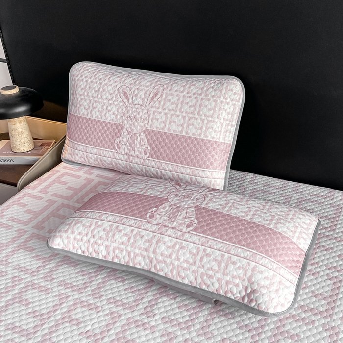 91家纺网 家纺一手货源 找家纺 慕梵家居 2025新款大版印花冰豆豆凉席席子床笠款三件套 大美兔-粉