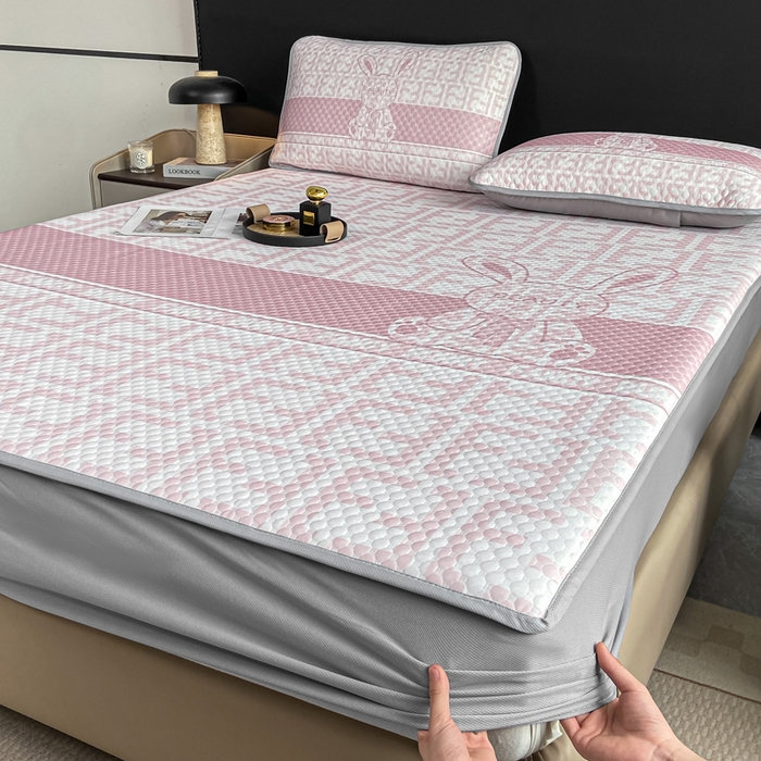 91家纺网 家纺一手货源 找家纺 慕梵家居 2025新款大版印花冰豆豆凉席席子床笠款三件套 大美兔-粉