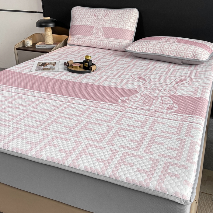 91家纺网 家纺一手货源 找家纺 慕梵家居 2025新款大版印花冰豆豆凉席席子床笠款三件套 大美兔-粉