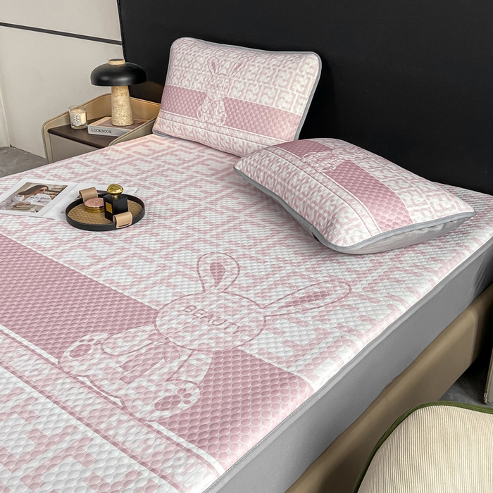 91家纺网 家纺一手货源 找家纺 慕梵家居 2025新款大版印花冰豆豆凉席席子床笠款三件套 大美兔-粉