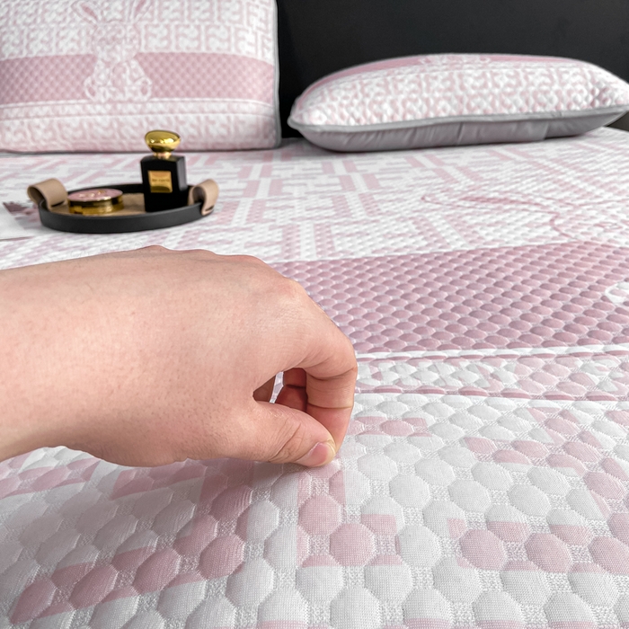 91家纺网 家纺一手货源 找家纺 慕梵家居 2025新款大版印花冰豆豆凉席席子床笠款三件套 大美兔-粉