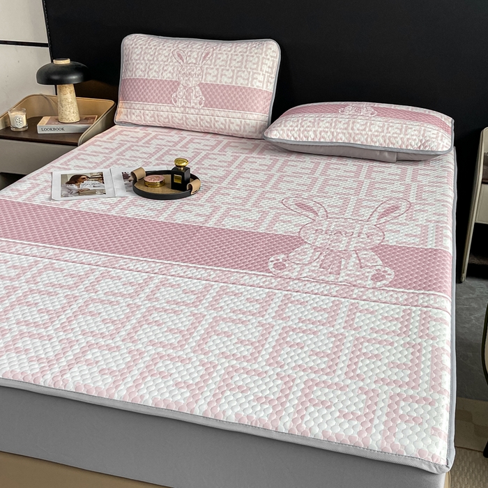 91家纺网 家纺一手货源 找家纺 慕梵家居 2025新款大版印花冰豆豆凉席席子床笠款三件套 大美兔-粉