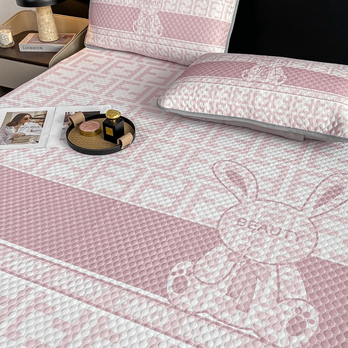 91家纺网 家纺一手货源 找家纺 慕梵家居 2025新款大版印花冰豆豆凉席席子床笠款三件套 大美兔-粉