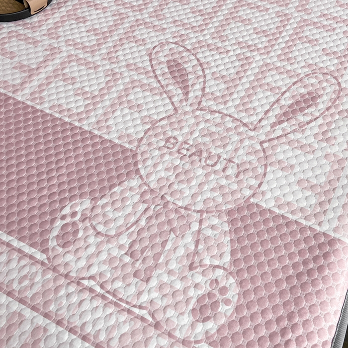 91家纺网 家纺一手货源 找家纺 慕梵家居 2025新款大版印花冰豆豆凉席席子床笠款三件套 大美兔-粉