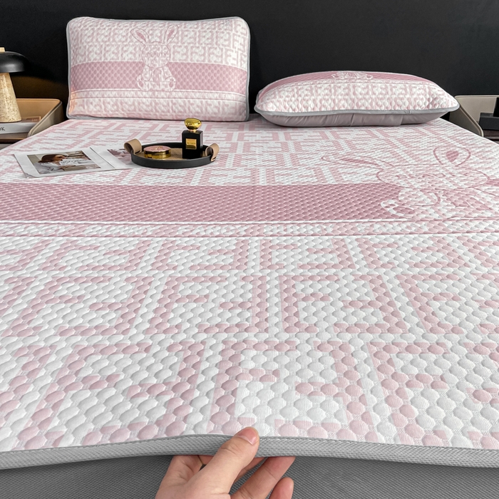 91家纺网 家纺一手货源 找家纺 慕梵家居 2025新款大版印花冰豆豆凉席席子床笠款三件套 大美兔-粉