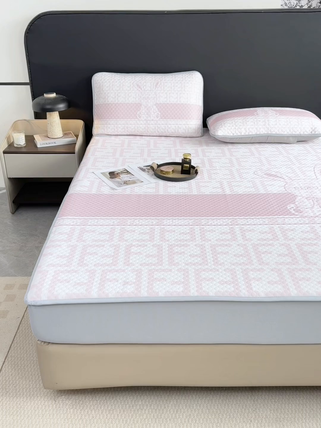 91家纺网 家纺一手货源 找家纺 慕梵家居 2025新款大版印花冰豆豆凉席席子床笠款三件套 大美兔-粉