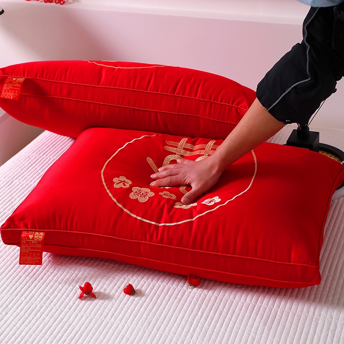 91家纺网 家纺一手货源 找家纺 木子晗 2025新款大红枕头婚庆枕芯结婚婚礼喜庆枕头枕芯 大囍的日子