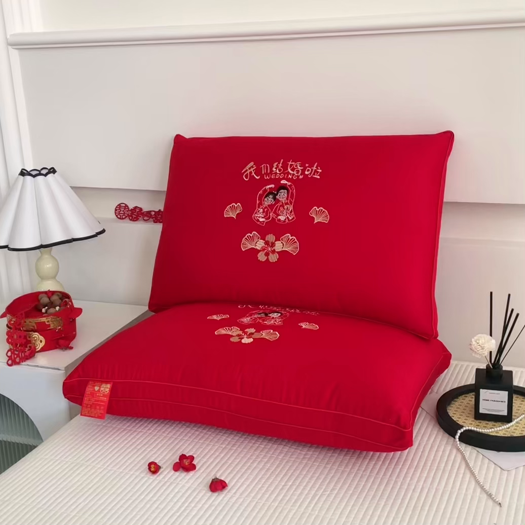 91家纺网 家纺一手货源 找家纺 木子晗 2025新款大红枕头婚庆枕芯结婚婚礼喜庆枕头枕芯 我们结婚啦