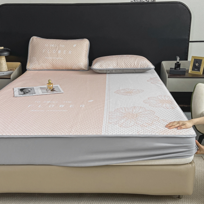 91家纺网 家纺一手货源 找家纺 慕梵家居 2025新款大版印花冰豆豆凉席席子床笠款三件套 繁花-粉