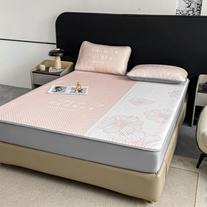 91家纺网 家纺一手货源 找家纺 慕梵家居 2025新款大版印花冰豆豆凉席席子床笠款三件套 繁花-粉