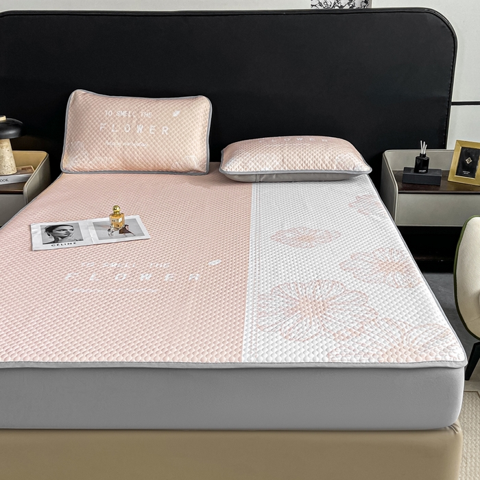 91家纺网 家纺一手货源 找家纺 慕梵家居 2025新款大版印花冰豆豆凉席席子床笠款三件套 繁花-粉