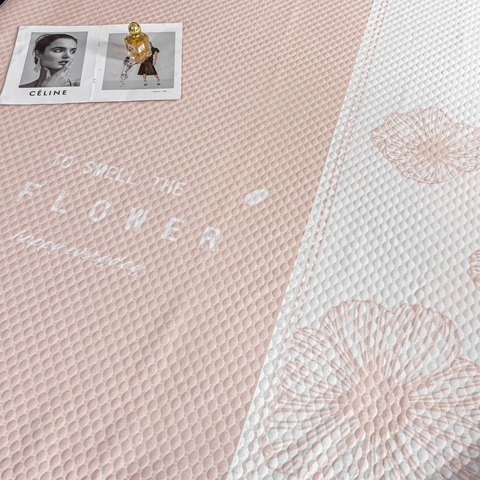 91家纺网 家纺一手货源 找家纺 慕梵家居 2025新款大版印花冰豆豆凉席席子床笠款三件套 繁花-粉