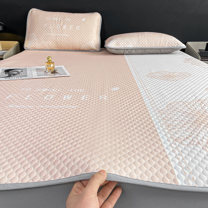 91家纺网 家纺一手货源 找家纺 慕梵家居 2025新款大版印花冰豆豆凉席席子床笠款三件套 繁花-粉