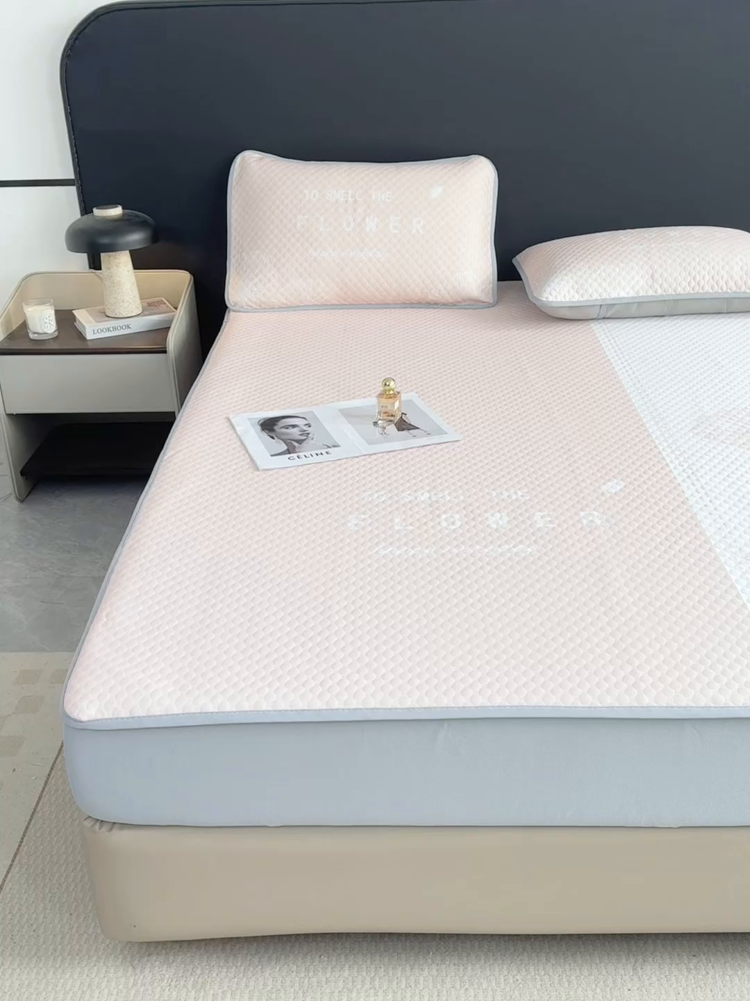 91家纺网 家纺一手货源 找家纺 慕梵家居 2025新款大版印花冰豆豆凉席席子床笠款三件套 繁花-粉