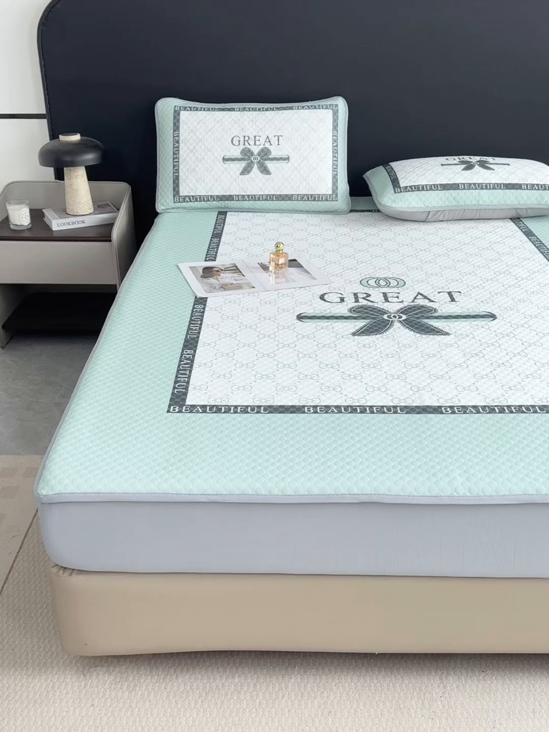 91家纺网 家纺一手货源 找家纺 慕梵家居 2025新款大版印花冰豆豆凉席席子床笠款三件套 风尚-绿