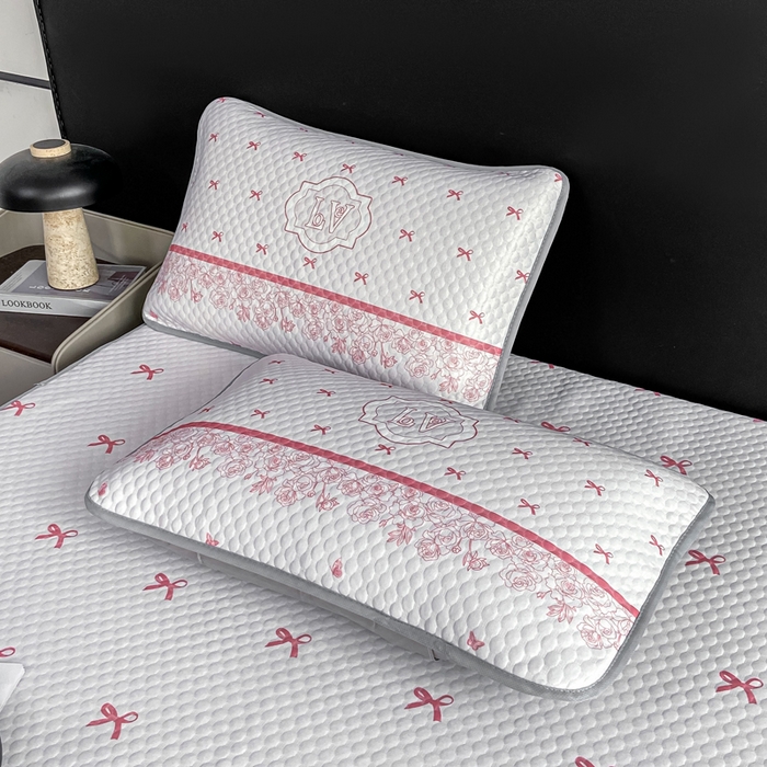 91家纺网 家纺一手货源 找家纺 慕梵家居 2025新款大版印花冰豆豆凉席席子床笠款三件套 蝴蝶结-粉