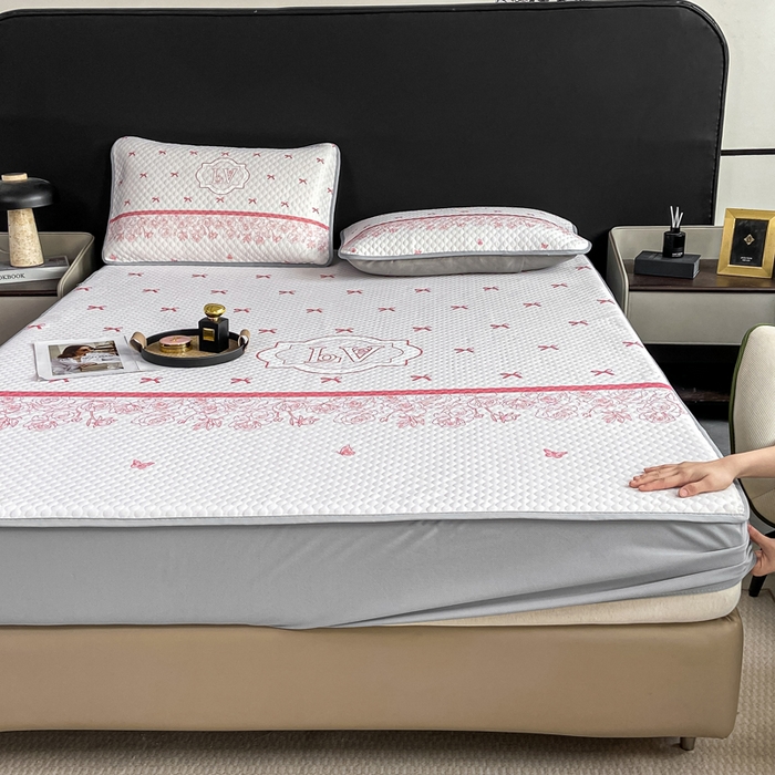 91家纺网 家纺一手货源 找家纺 慕梵家居 2025新款大版印花冰豆豆凉席席子床笠款三件套 蝴蝶结-粉