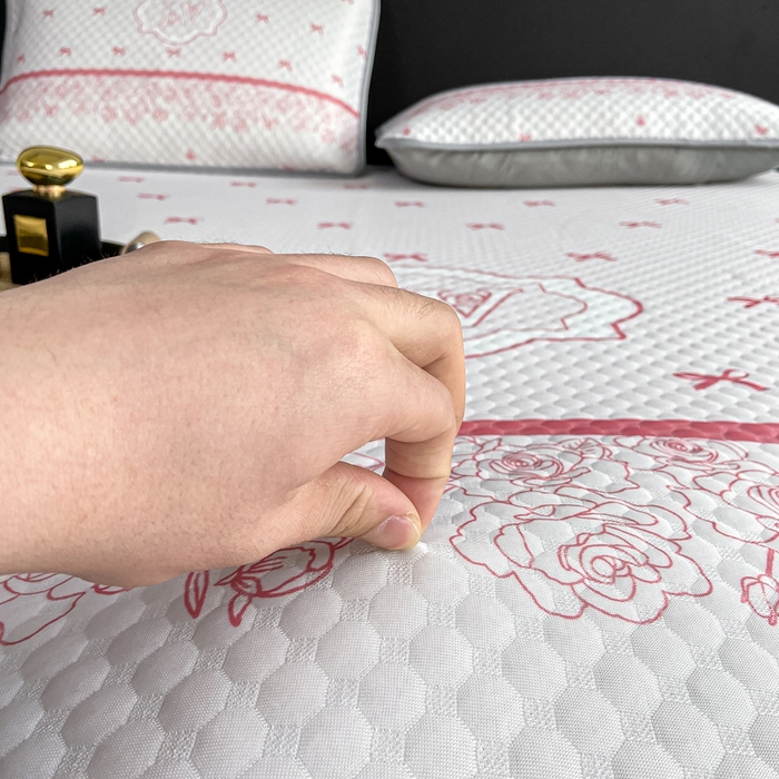 91家纺网 家纺一手货源 找家纺 慕梵家居 2025新款大版印花冰豆豆凉席席子床笠款三件套 蝴蝶结-粉