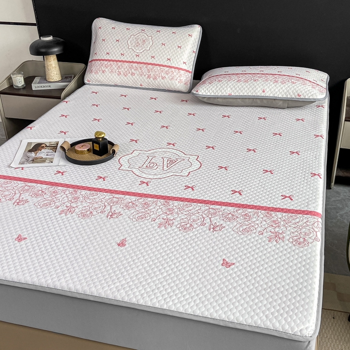 91家纺网 家纺一手货源 找家纺 慕梵家居 2025新款大版印花冰豆豆凉席席子床笠款三件套 蝴蝶结-粉