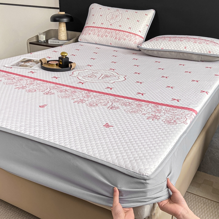 91家纺网 家纺一手货源 找家纺 慕梵家居 2025新款大版印花冰豆豆凉席席子床笠款三件套 蝴蝶结-粉