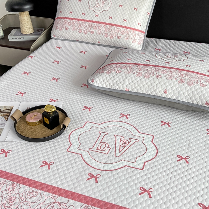 91家纺网 家纺一手货源 找家纺 慕梵家居 2025新款大版印花冰豆豆凉席席子床笠款三件套 蝴蝶结-粉