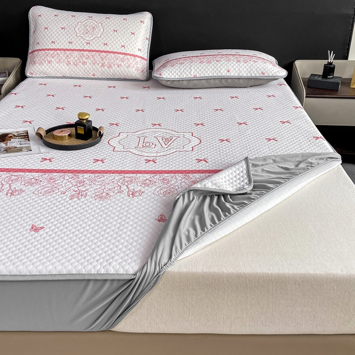 91家纺网 家纺一手货源 找家纺 慕梵家居 2025新款大版印花冰豆豆凉席席子床笠款三件套 蝴蝶结-粉