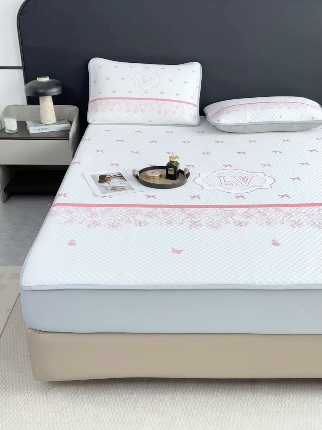 91家纺网 家纺一手货源 找家纺 慕梵家居 2025新款大版印花冰豆豆凉席席子床笠款三件套 蝴蝶结-粉