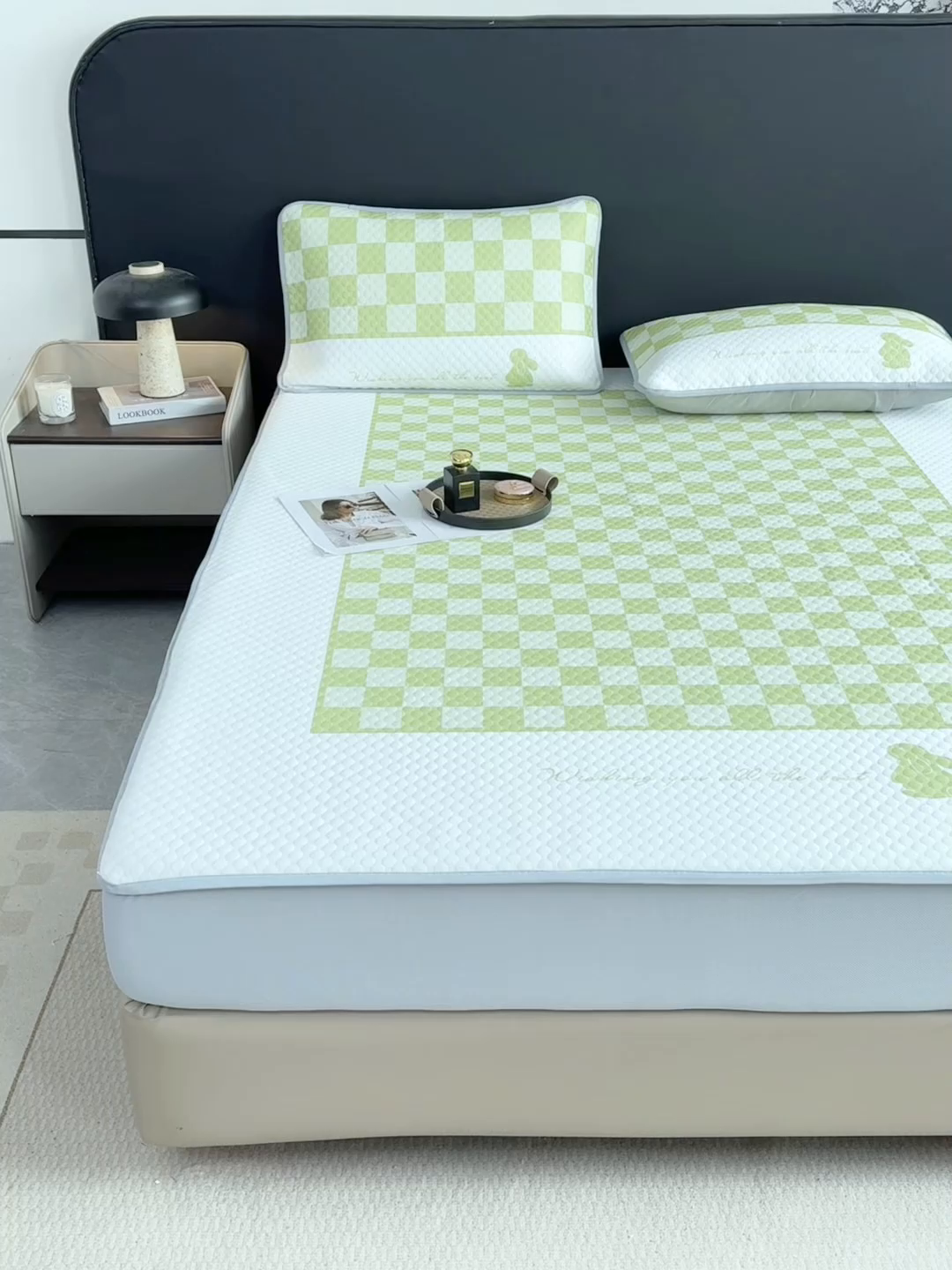 91家纺网 家纺一手货源 找家纺 慕梵家居 2025新款大版印花冰豆豆凉席席子床笠款三件套 可爱兔-绿