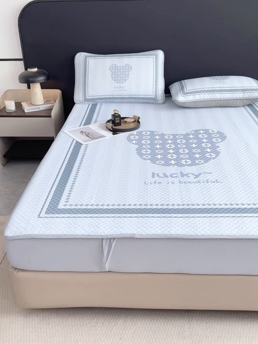 91家纺网 家纺一手货源 找家纺 慕梵家居 2025新款大版印花冰豆豆凉席席子床笠款三件套 美丽生活-灰