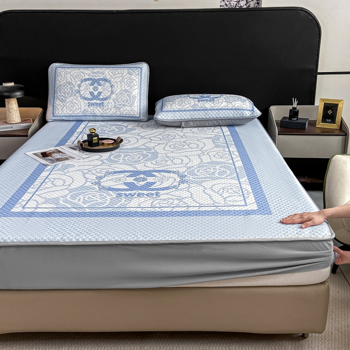 91家纺网 家纺一手货源 找家纺 慕梵家居 2025新款大版印花冰豆豆凉席席子床笠款三件套 甜蜜的爱-蓝