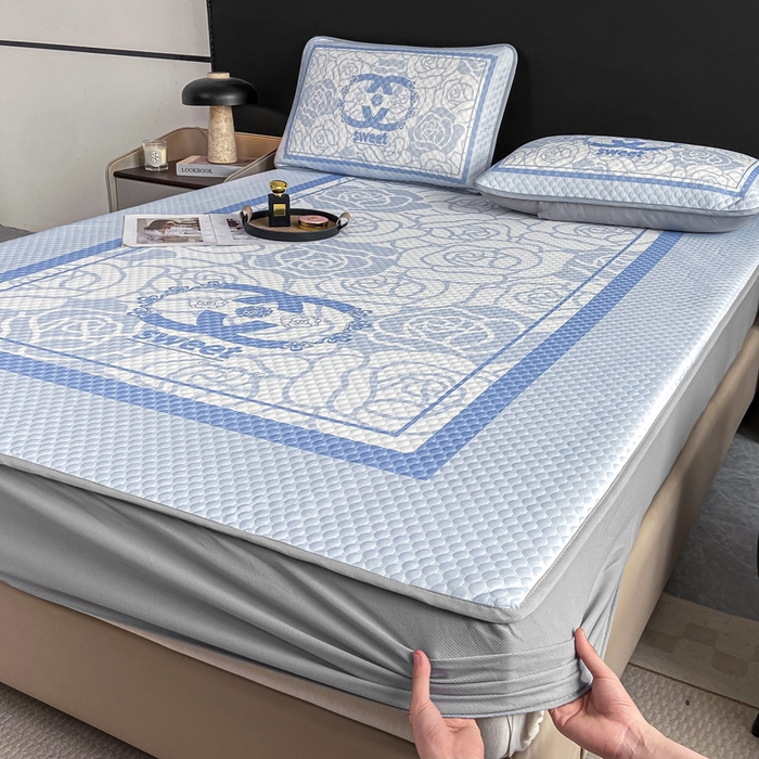 91家纺网 家纺一手货源 找家纺 慕梵家居 2025新款大版印花冰豆豆凉席席子床笠款三件套 甜蜜的爱-蓝