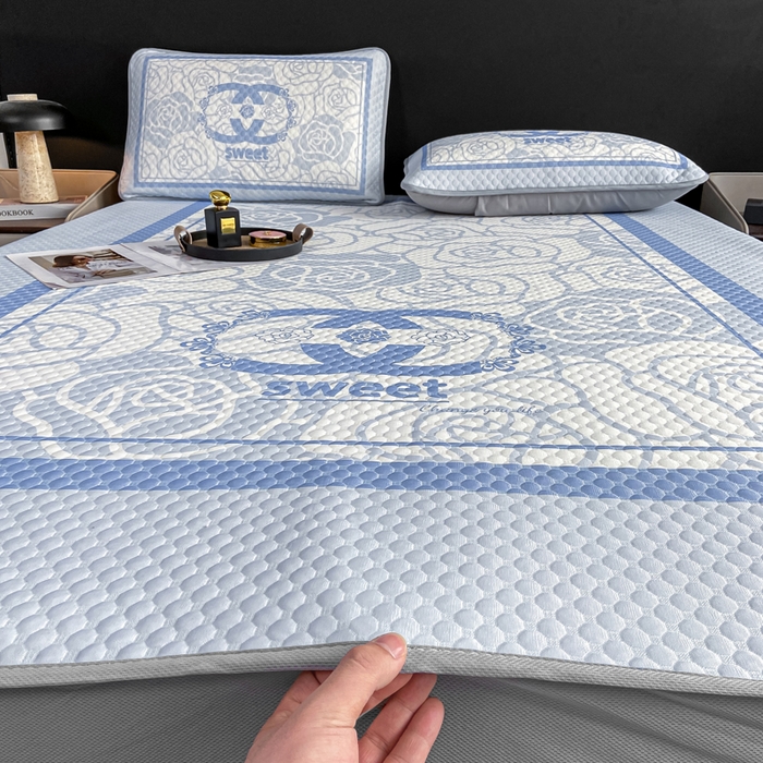 91家纺网 家纺一手货源 找家纺 慕梵家居 2025新款大版印花冰豆豆凉席席子床笠款三件套 甜蜜的爱-蓝