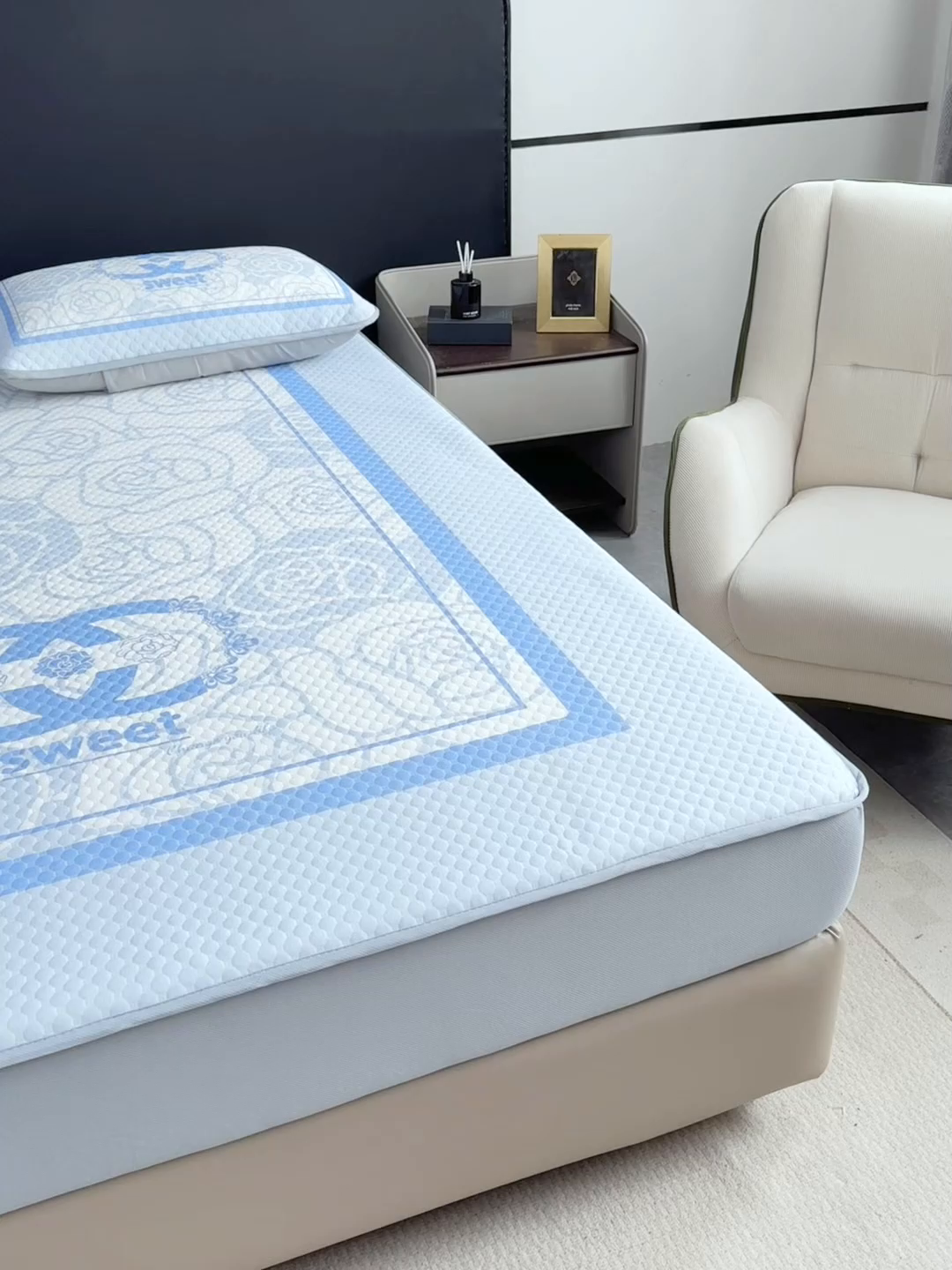 91家纺网 家纺一手货源 找家纺 慕梵家居 2025新款大版印花冰豆豆凉席席子床笠款三件套 甜蜜的爱-蓝