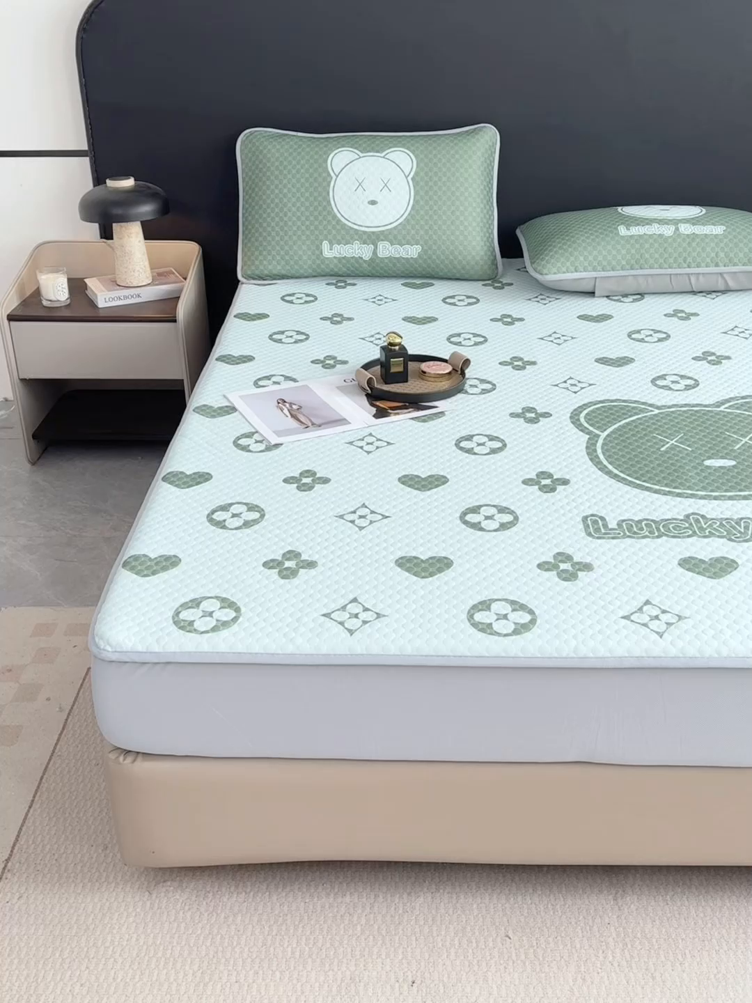91家纺网 家纺一手货源 找家纺 慕梵家居 2025新款大版印花冰豆豆凉席席子床笠款三件套 幸运熊-绿