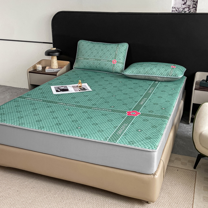 91家纺网 家纺一手货源 找家纺 慕梵家居 2025新款大版印花冰豆豆凉席席子床笠款三件套 优雅绿