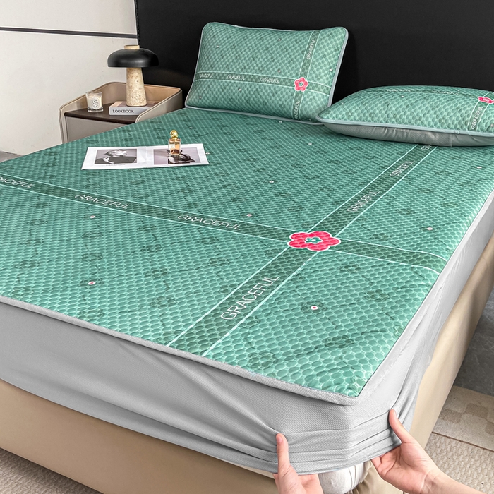 91家纺网 家纺一手货源 找家纺 慕梵家居 2025新款大版印花冰豆豆凉席席子床笠款三件套 优雅绿