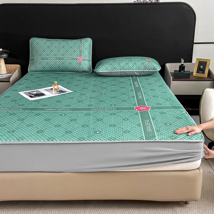 91家纺网 家纺一手货源 找家纺 慕梵家居 2025新款大版印花冰豆豆凉席席子床笠款三件套 优雅绿