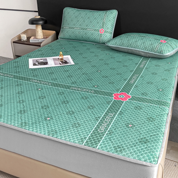 91家纺网 家纺一手货源 找家纺 慕梵家居 2025新款大版印花冰豆豆凉席席子床笠款三件套 优雅绿