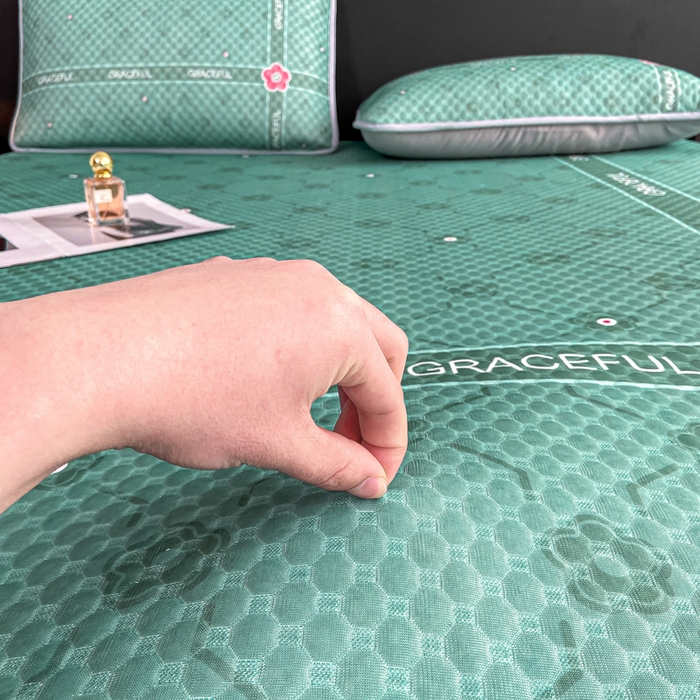 91家纺网 家纺一手货源 找家纺 慕梵家居 2025新款大版印花冰豆豆凉席席子床笠款三件套 优雅绿