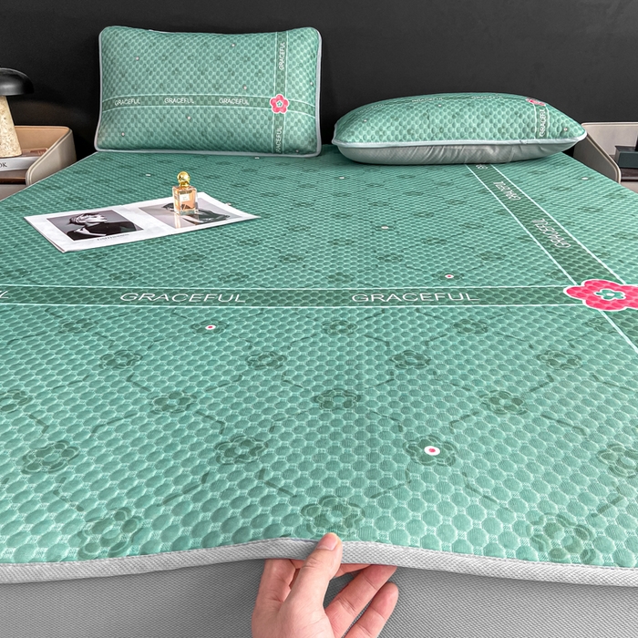 91家纺网 家纺一手货源 找家纺 慕梵家居 2025新款大版印花冰豆豆凉席席子床笠款三件套 优雅绿