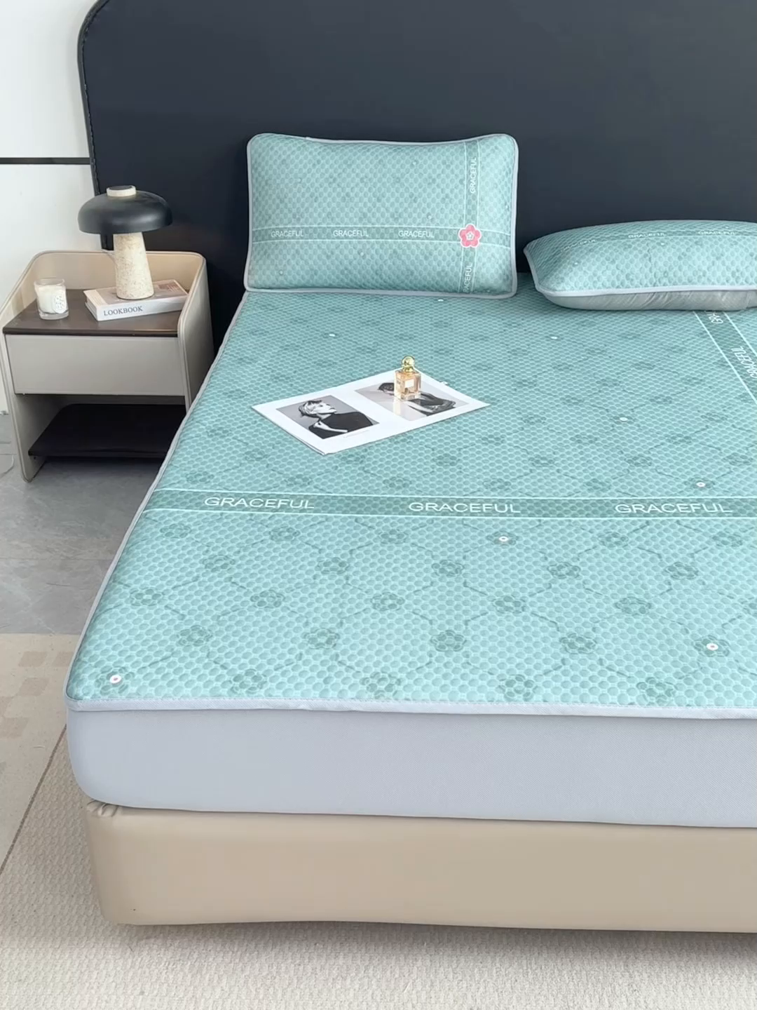 91家纺网 家纺一手货源 找家纺 慕梵家居 2025新款大版印花冰豆豆凉席席子床笠款三件套 优雅绿