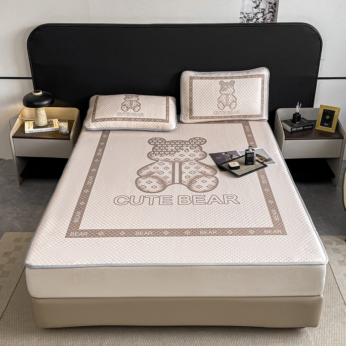 91家纺网 家纺一手货源 找家纺 慕梵家居 2025新款大版印花冰豆豆凉席席子三件套 可爱熊-咖